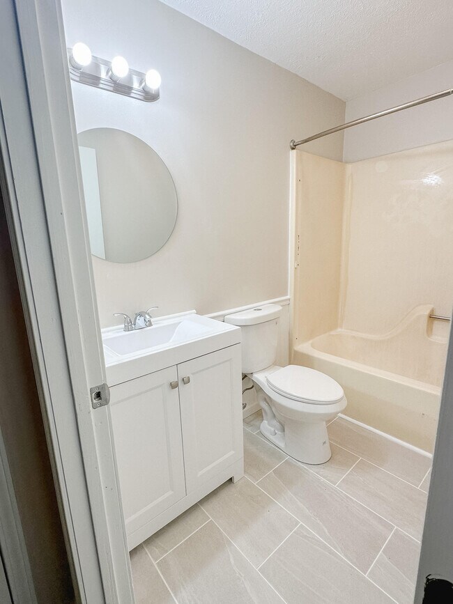 Building Photo - 706 E 15th St