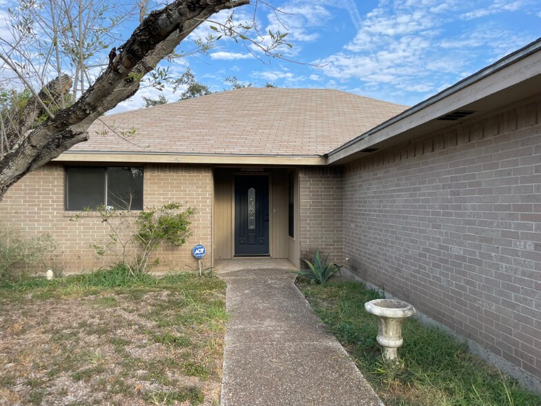 Building Photo - 2201 Pin Oak Rd