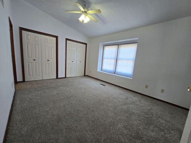 Building Photo - 3 Bedroom 2.5 Bathroom Duplex in Bloomington