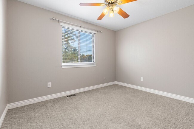 Building Photo - 3 Bed 2 Bath Home with HUGE Yard Available...