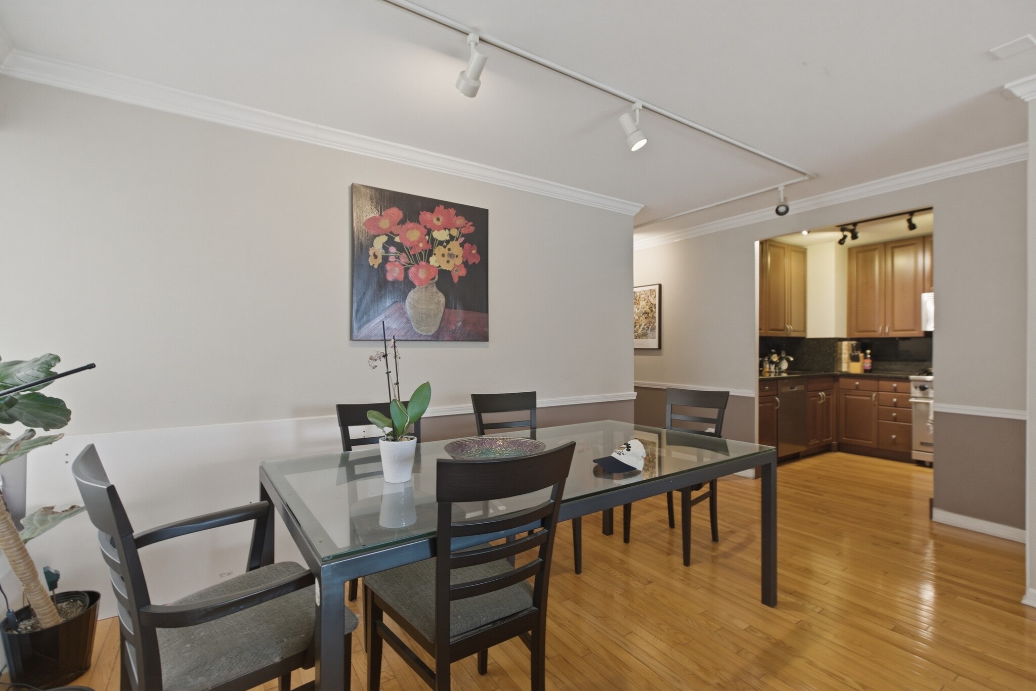 Building Photo - 247 E Chestnut St