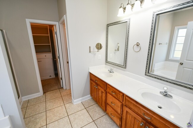 Building Photo - 104 Newport Ave