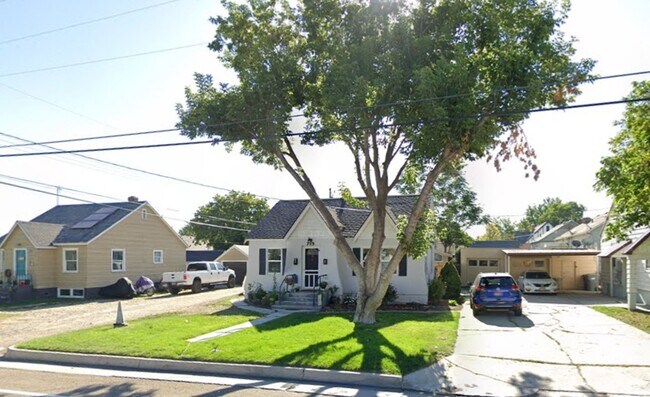 Building Photo - Duplex Close To Everything