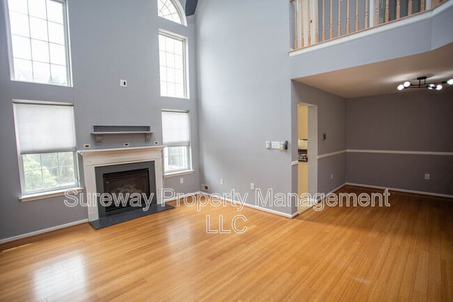 Building Photo - 605 Doral Dr