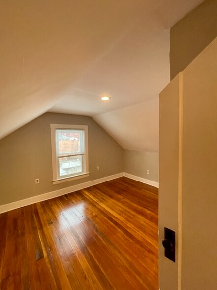 Building Photo - 370 Howell Ave