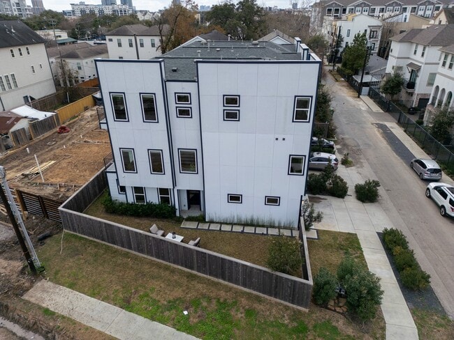 Building Photo - 1318 Reinerman St