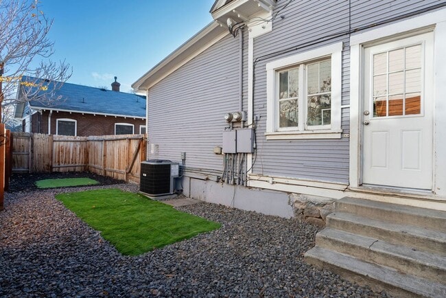 Building Photo - 331 Roberts St