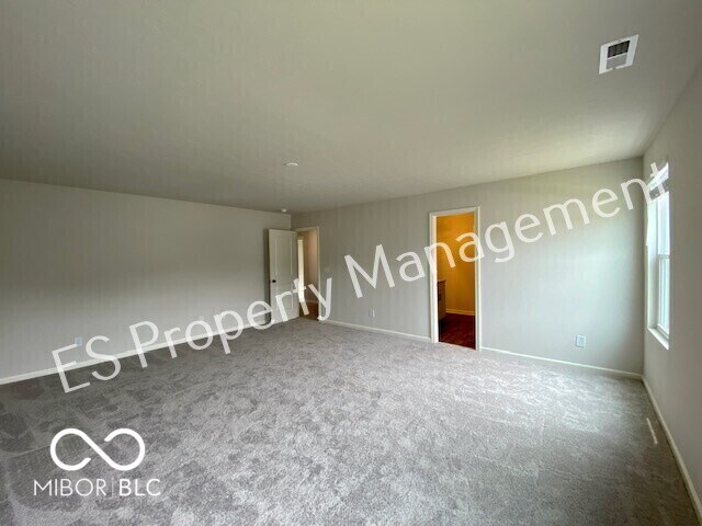 Building Photo - 2913 W Kings Cyn Dr
