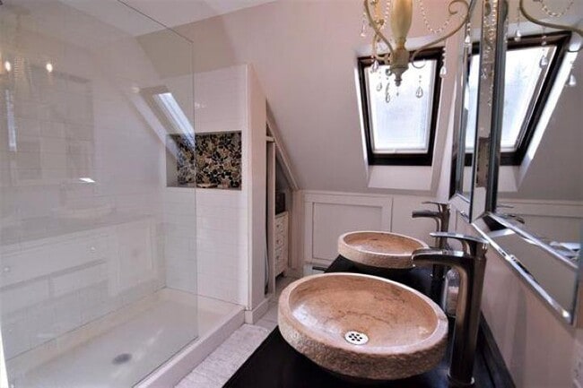 Building Photo - 162 Lower Main St