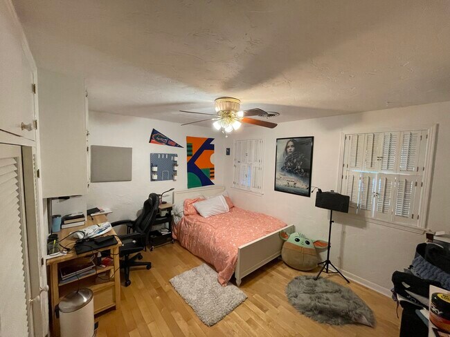 Building Photo - 2031 NW 8th Pl