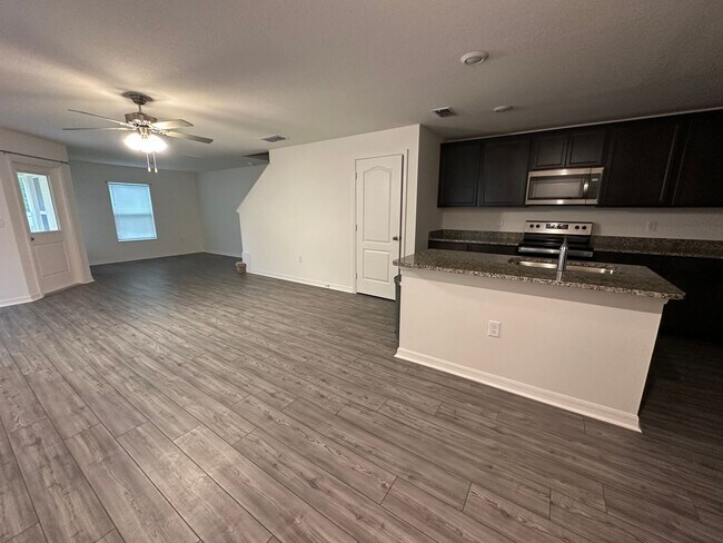 Building Photo - 3BR Townhome in Tavares with Open Floor Plan & Community Playground