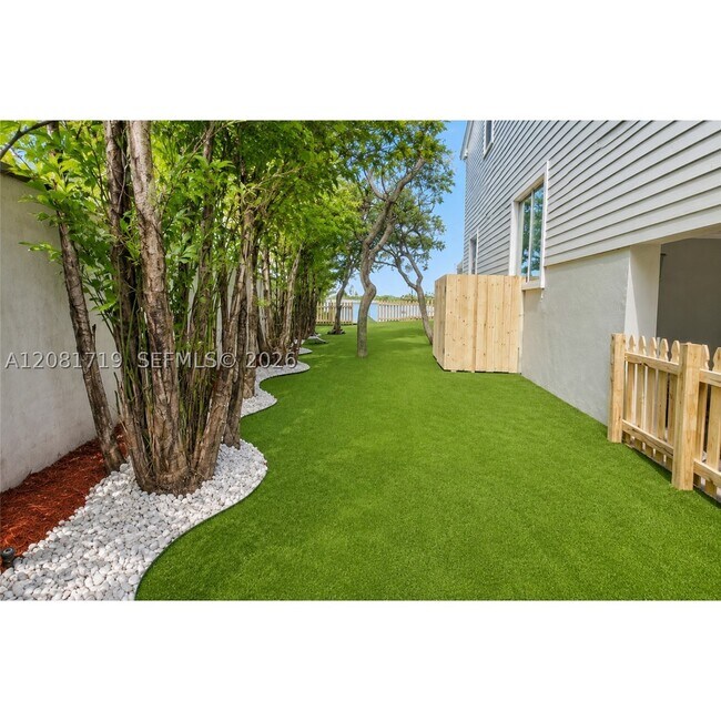 Building Photo - 8041 NE Bayshore Ct