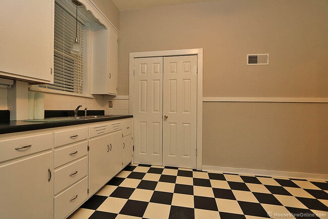 Building Photo - Three Story House Close to SEMO - June 2026- May 2027 Lease