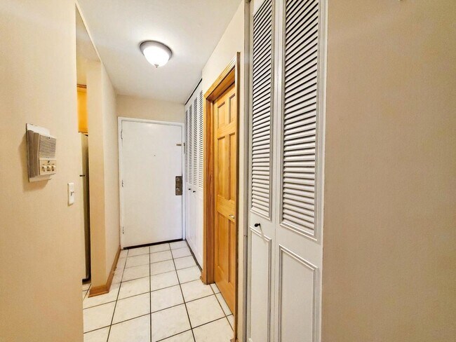 Building Photo - 1500 Robin Cir