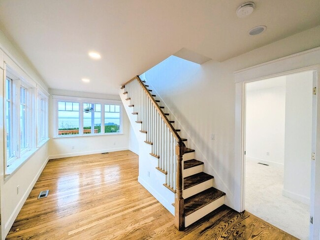 Building Photo - 4Bd/2.75Ba Mukilteo House