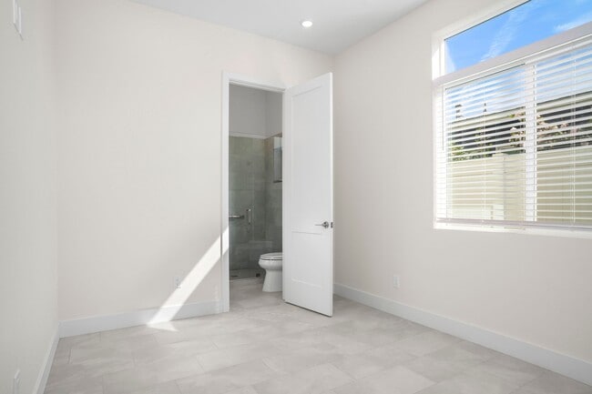 Building Photo - Roosevelt St.