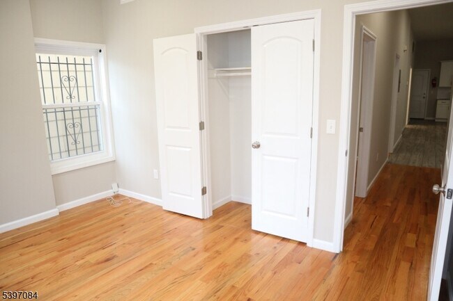 Building Photo - 154 Garside St