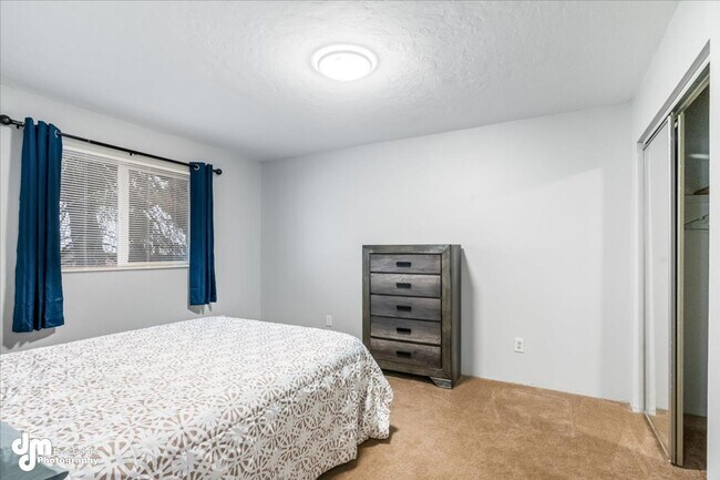 Building Photo - 3BD/2BA Triplex Unit with Modern Comforts