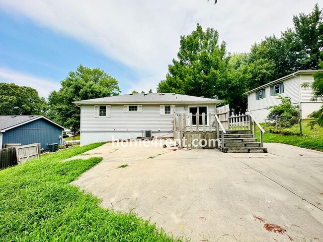 Building Photo - Fantastic Parkville area with Updated Kitchen including Granite Counters and Stainless Steel Appl...