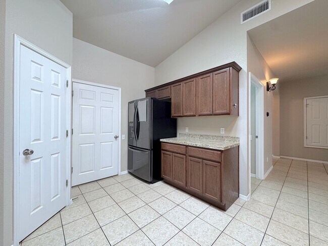 Building Photo - Northeast El Paso 3 Bed/2 Bath Refrig A/C