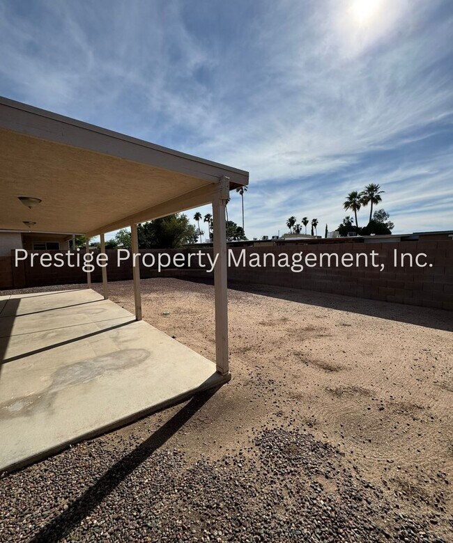 Building Photo - Cozy East Side Home W/ a Den