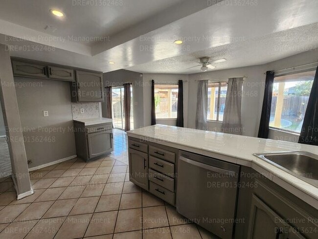 Building Photo - Charming 3 bedrooms/ 2.5 bathroom home.