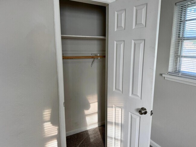 Building Photo - 2813 Roanoke Dr