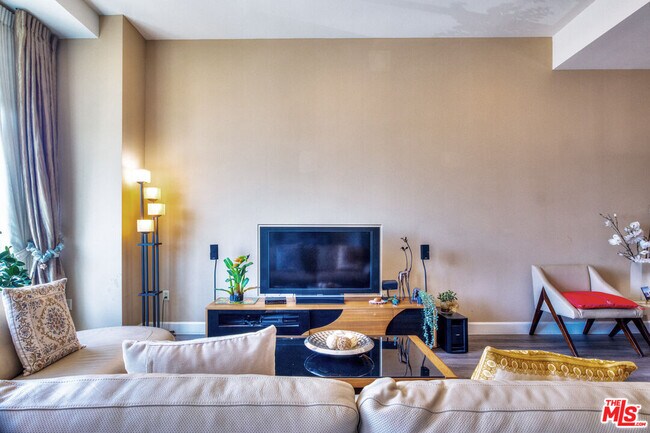 Building Photo - 3223 W 6th St