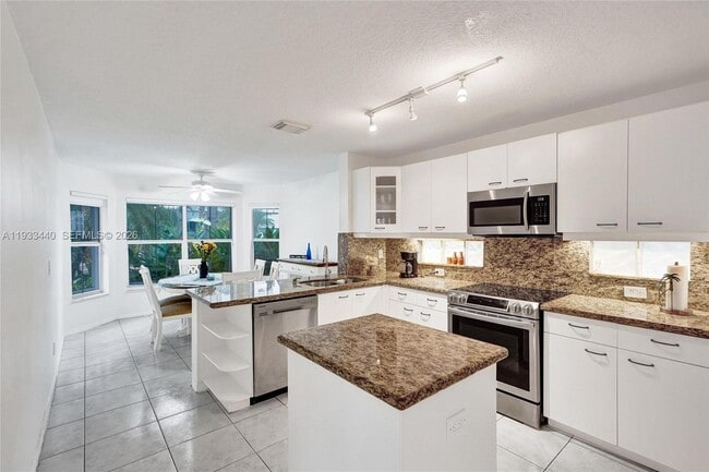 Building Photo - 1046 Satinleaf St