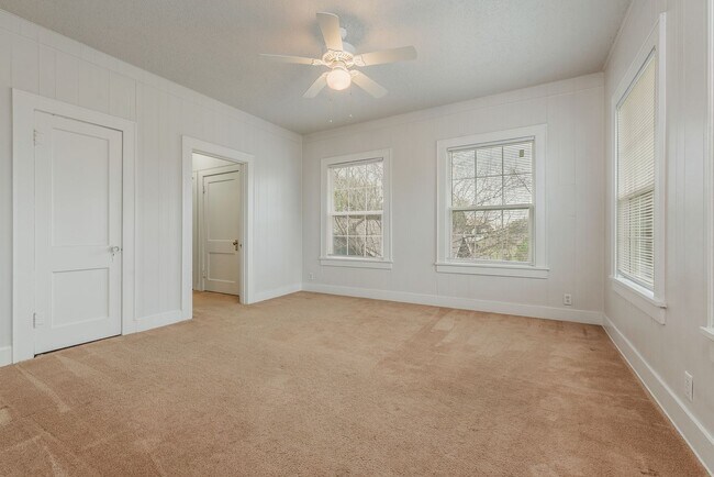 Building Photo - Cozy 2 Bedroom Apartment Available for Aug...