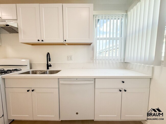 Building Photo - 7339 Woodman Ave