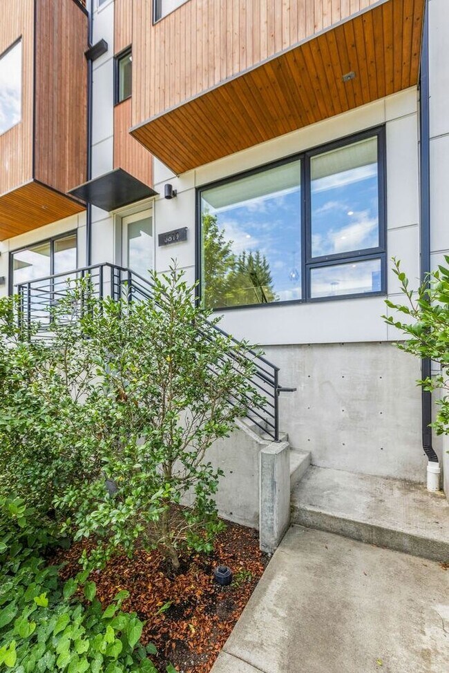 Building Photo - ULTRA-MODERN Air Conditioned Townhome in Beacon Hill (1st Month Free)
