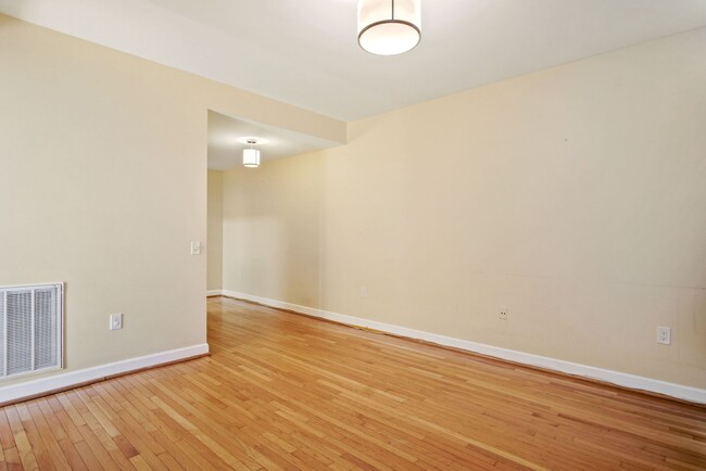 Building Photo - Spacious Top Floor 2 bed 2 bath in the hea...