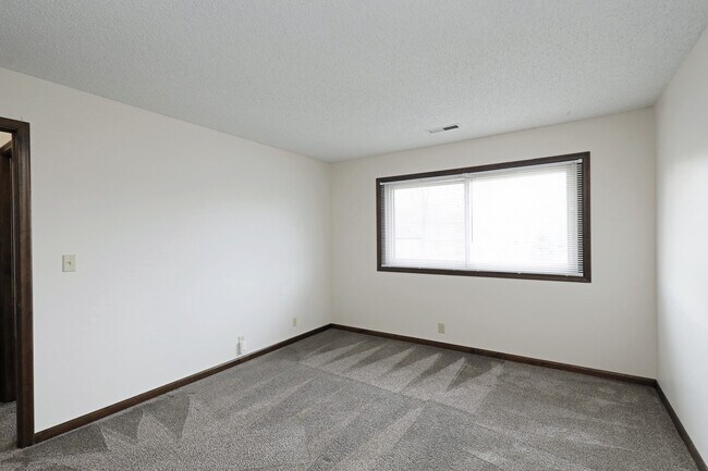 Building Photo - 6011 Queens Dr