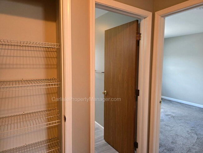 Building Photo - 2-Bedroom Townhouse w Fenced Patio, Off-Street Parking, Dishwasher, and Easy Commute