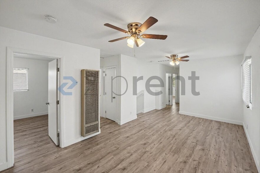 Building Photo - Unit
