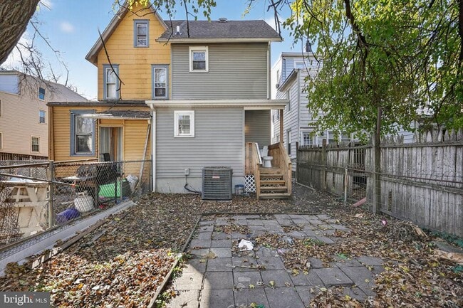 Building Photo - 325 Monmouth St