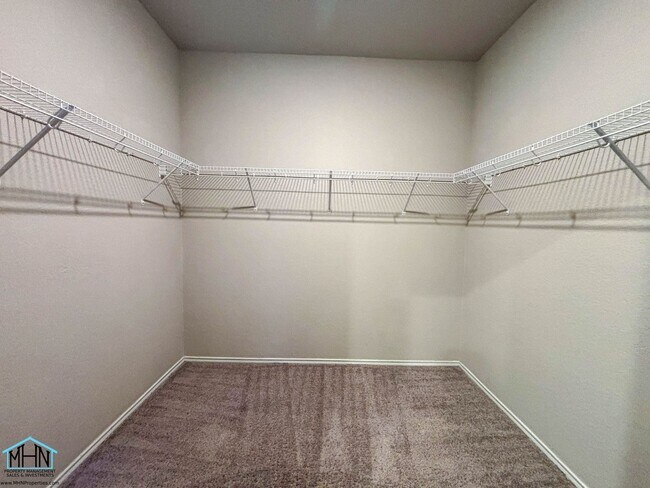 Building Photo - Inviting 3-bedroom, 2-bathroom House, Epitome of Comfort and Style!