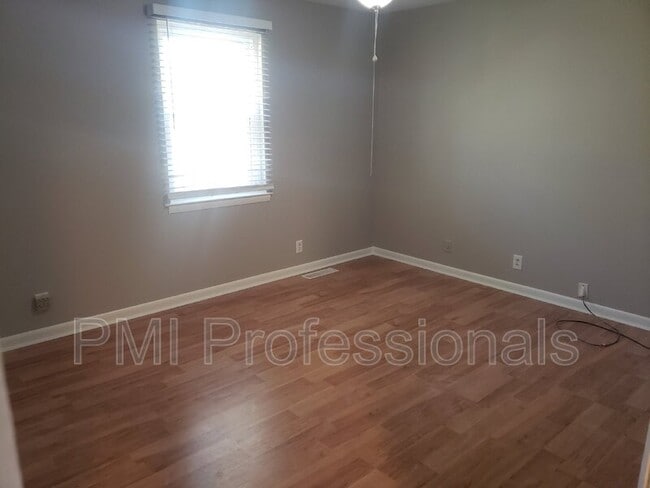 Building Photo - 736 E Northfield Blvd