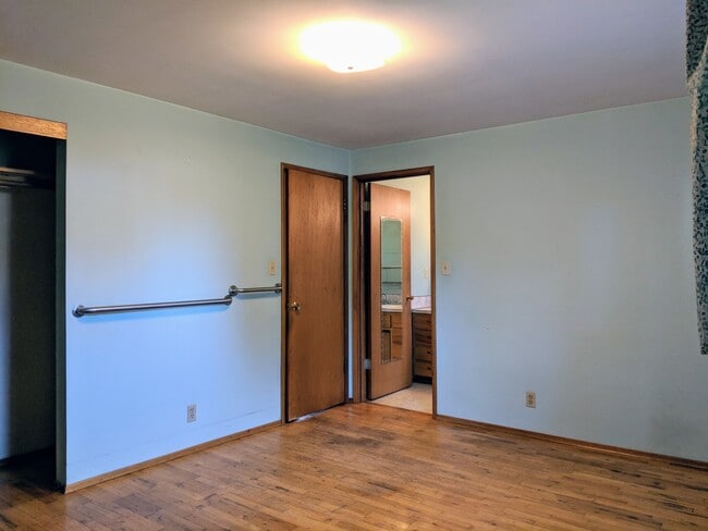Building Photo - Spacious 3 Bed 2.5 Bath in Seatac