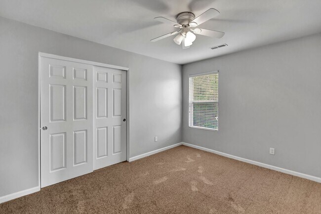 Building Photo - Spacious 3 Bedroom home in Mckwen!