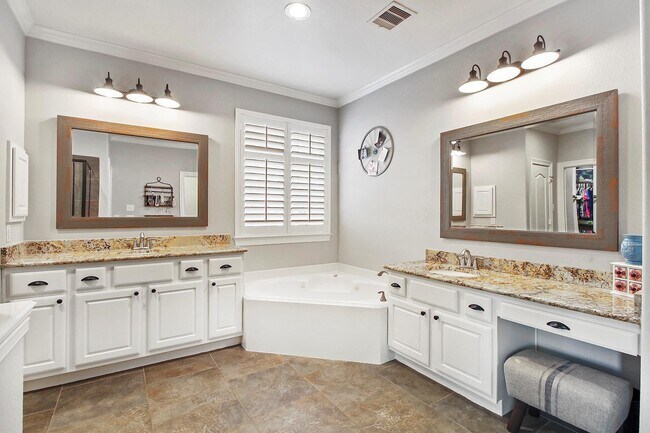 Building Photo - 10611 Red Cedar Hollow Dr