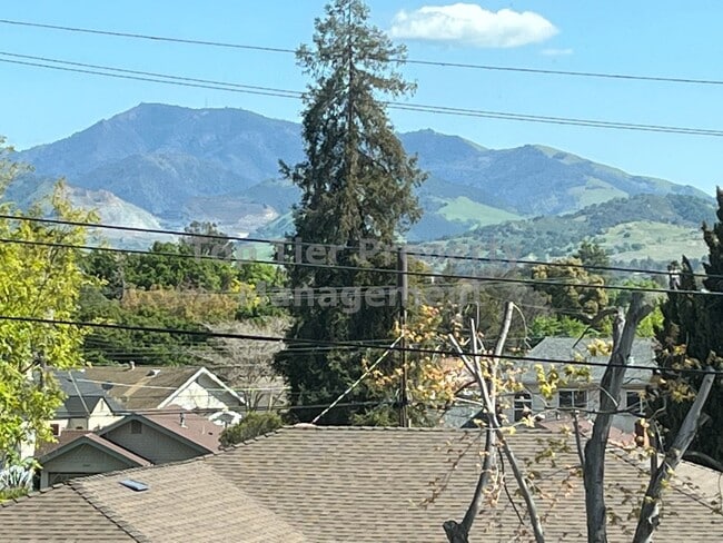 Building Photo - Charming 3 Bed, 2 Bath, 1,888 sqft House in Downtown Concord - Available now for lease!