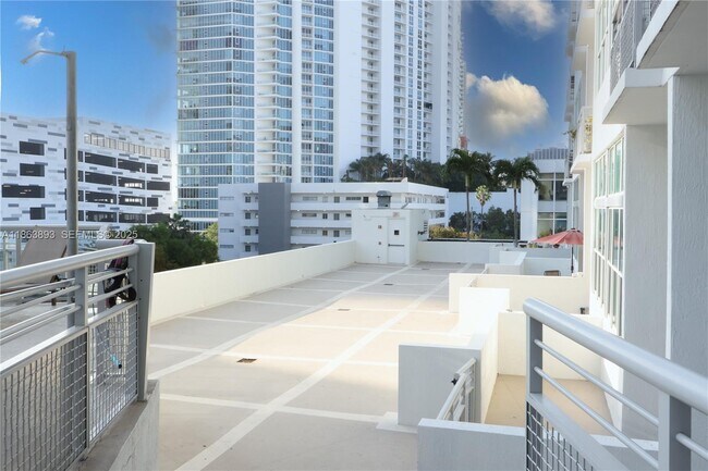 Building Photo - 2200 NE 4th Ave