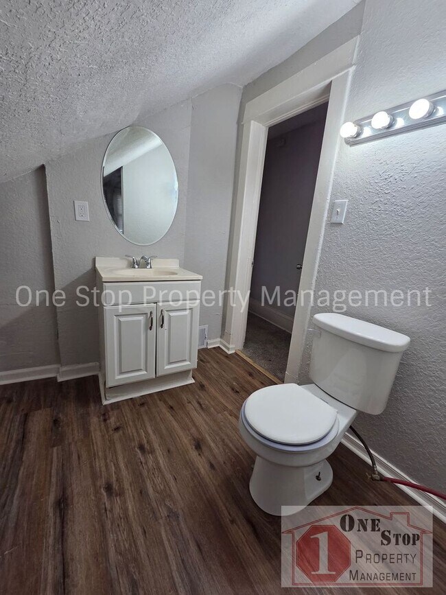 Building Photo - Spacious 3 bedroom/ 2 bathroom in Kansas City!