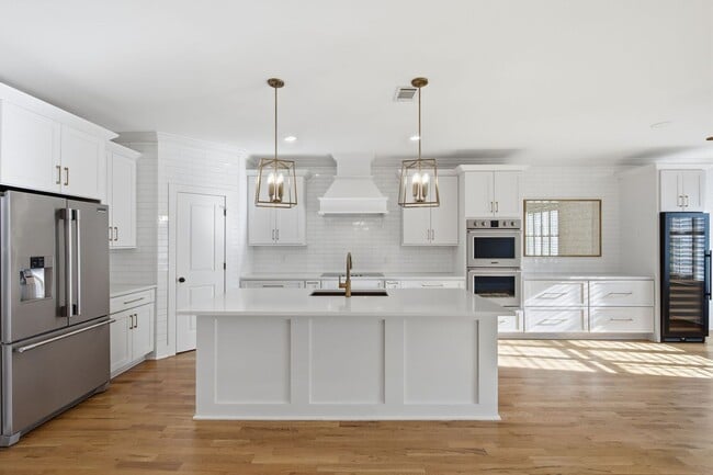 Building Photo - Modern Living in Franklin