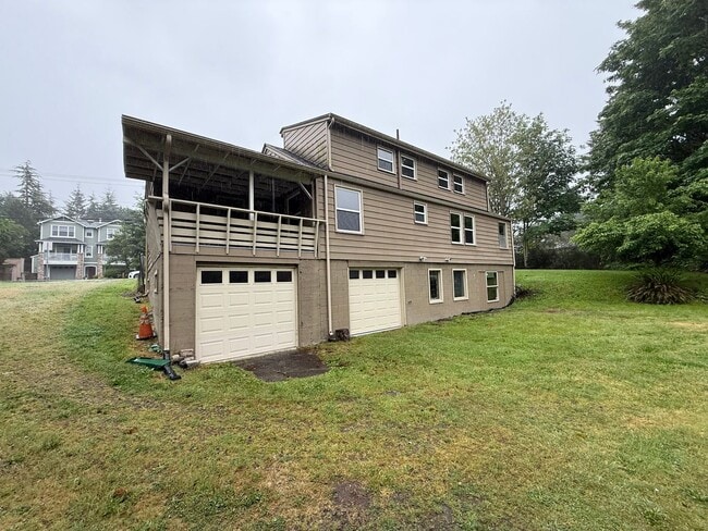 Building Photo - Spacious 3 bed 1 bath Edmonds Home on Large Private Lot! $2850/mo.