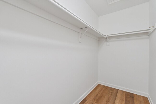 Building Photo - Great Location for schools, shopping and d...
