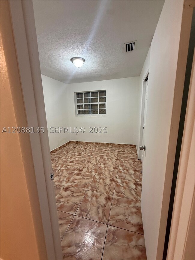 Building Photo - 5709 SW 36th Ct