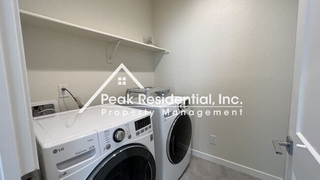 Building Photo - Newer 3bd/2.5ba West Sacramento Home with 2 Car Garage!
